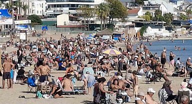 Didim'de ekim ayının son günlerinde deniz keyfi sürüyor