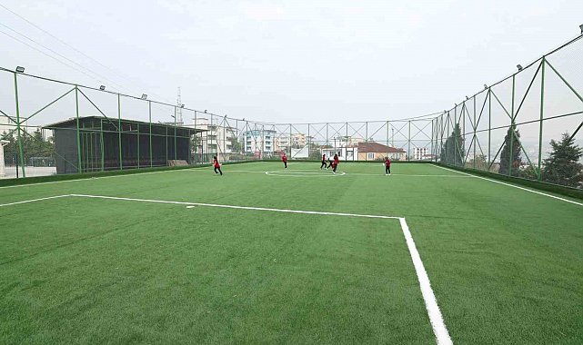 Diliskelesi'nde park ve halı saha yenileme çalışmaları sürüyor
