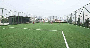 Diliskelesi'nde park ve halı saha yenileme çalışmaları sürüyor