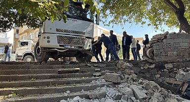 Diyarbakır'da faciadan dönüldü: Freni boşalan kamyon mahalleye girdi