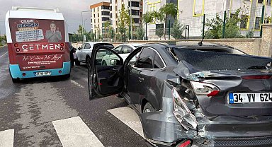 Diyarbakır'da halk otobüsü ile otomobil çarpıştı: 4 kişi yaralandı