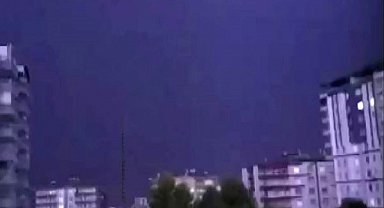 Diyarbakır'da iki apartmana yıldırım isabet etti