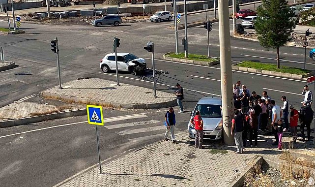 Diyarbakır'da iki araç çarpıştı: 3 yaralı