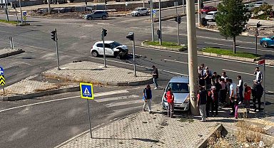 Diyarbakır'da iki araç çarpıştı: 3 yaralı