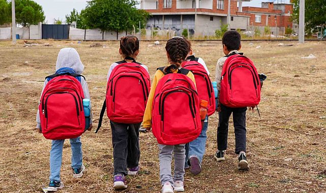 Diyarbakır'da öğrencilere kırtasiye ve çanta desteği