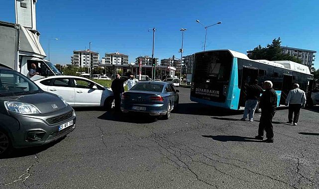 Diyarbakır'da otomobil ile belediye otobüsü çarpıştı