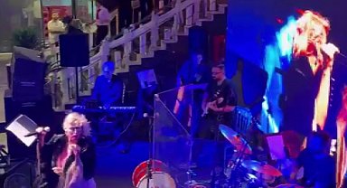 Diyarbakır'da yağmura rağmen müzik susmadı: Niran Ünsal'dan 30 Ekimde telafi konseri