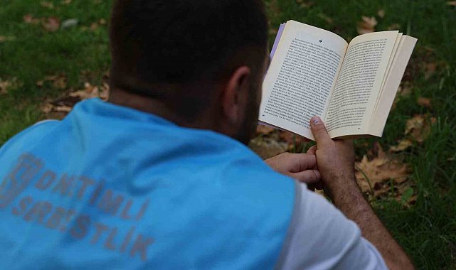 Diyarbakır'da yükümlüler mekan mefhumuna bakılmaksızın kitap okuyor