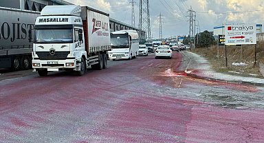 Dökülen boya yolu kırmızıya boyadı