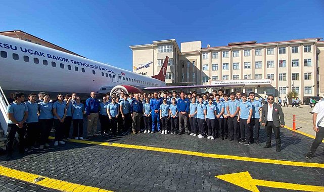 Dört astronot Aksu'daki uçak okulunda öğrencilerle bir araya geldi