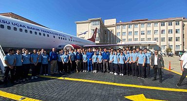 Dört astronot Aksu'daki uçak okulunda öğrencilerle bir araya geldi