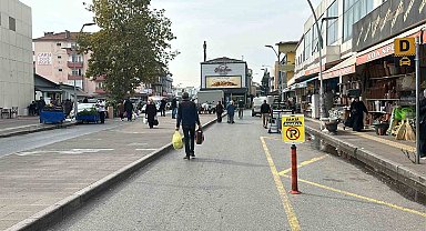Dövüş antrenörü olduğunu söyleyen kadının yumruklu saldırısı kamerada