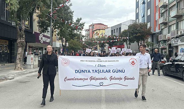Dünya Yaşlılar Günü'nde her nesil el ele yürüdü
