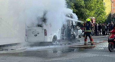 Dursunbey'de ticari araç yandı