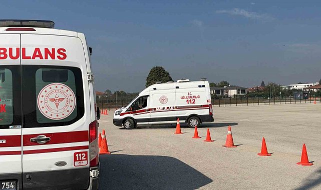 Düzce'de ambulans sürücüleri zorlu parkurlarda eğitim alıyor