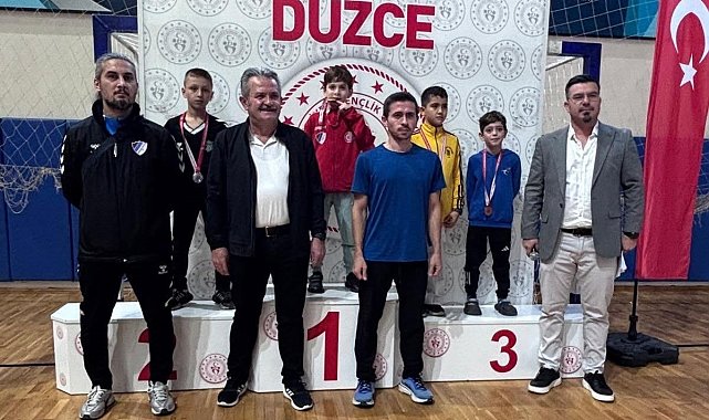 Düzce'de karate şampiyonasında 185 sporcu tatamiye çıktı