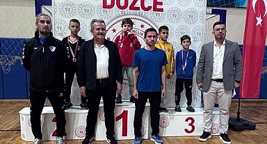 Düzce'de karate şampiyonasında 185 sporcu tatamiye çıktı