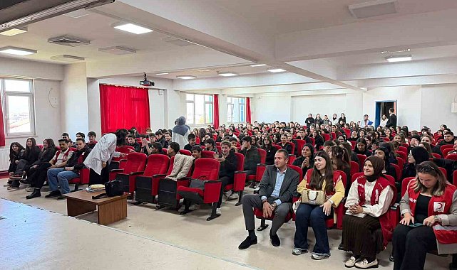 Düzce'de lise öğrencilerine Kızılay ve ilk yardım eğitimi verildi