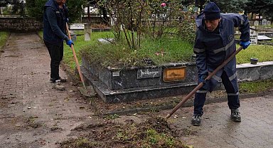Düzce'de mezarlıklarda bakım ve temizlik çalışmaları sürüyor