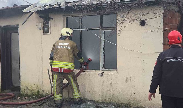Düzce'de tek katlı ev yandı