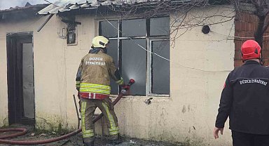 Düzce'de tek katlı ev yandı
