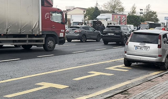 E-5 Karayolunda bariyerlere çarpan kamyon yan attı