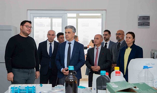 EBYÜ Rektörü Kuyrukluyıldız laboratuvarda incelemelerde bulundu