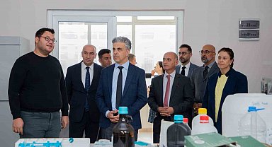 EBYÜ Rektörü Kuyrukluyıldız laboratuvarda incelemelerde bulundu