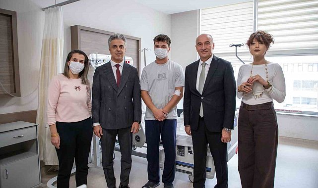 EBYÜ Rektörü Kuyrukluyıldız'dan tedavi gören öğrencilere ziyaret
