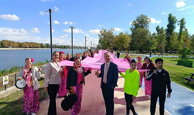 Edirne'de 18 metrelik pembe afişle meme kanserine karşı farkındalık mesajı verildi