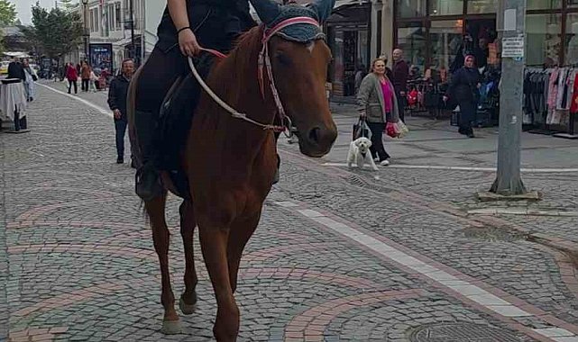 Edirne'de atıyla caddelerde gezen kadın ilgi odağı oldu