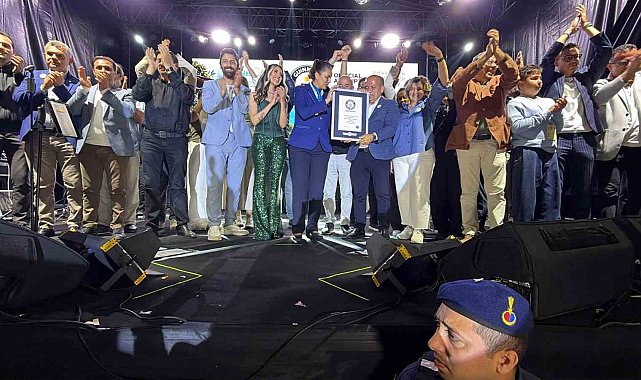 Edremit'te 16 bin 2 kişiyle dünya rekoru kırıldı