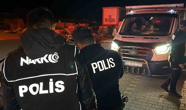 Edremit'te 8 aranan şahıs yakalandı