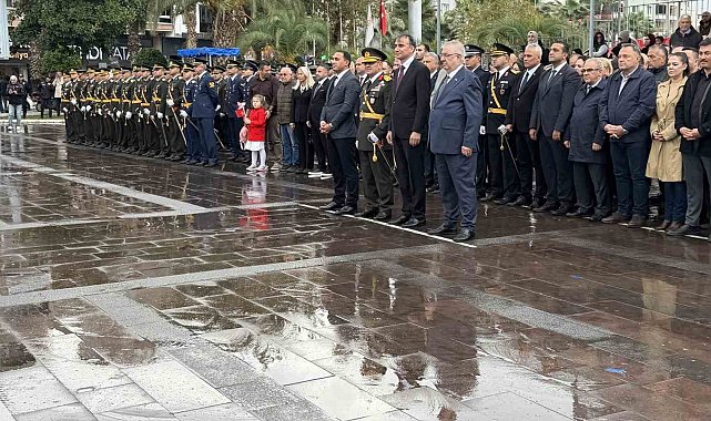 Edremit'te Cumhuriyet Bayramı kutlamaları çelenk sunma töreniyle başladı
