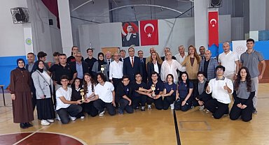 Efeler'de çevre bilinci yarışmasında dereceye giren okullar ödüllendirildi