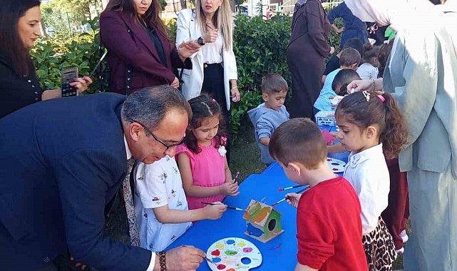 Efeler'de minik eller kuşlar için yuva yaptı