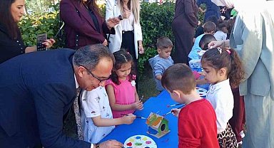 Efeler'de minik eller kuşlar için yuva yaptı