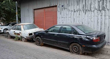 Efeler'de terk edilmiş hurda araçlar vatandaşların korkulu rüyası oldu