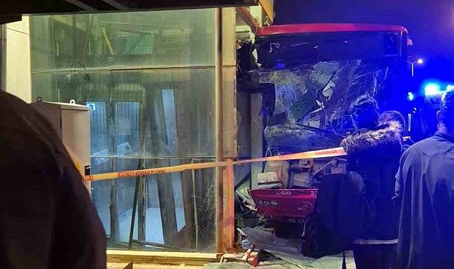 EGO otobüsü üst geçit asansörüne çarptı: 24 yaralı