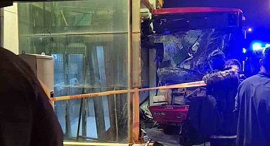 EGO otobüsü üst geçit asansörüne çarptı: 24 yaralı