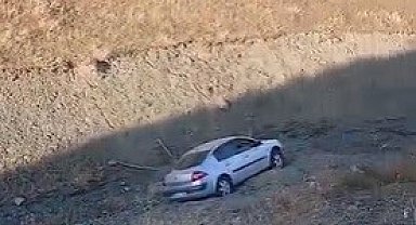 El freni çekilmeyen araç dere yatağına yuvarlandı