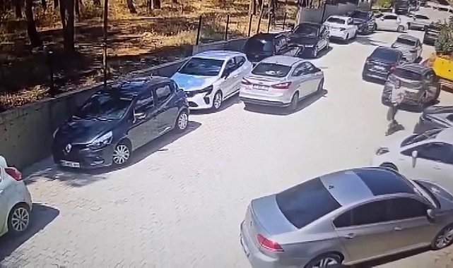 El freni çekilmeyen otomobil yokuş aşağı giderken güvenlik görevlileri durdurdu