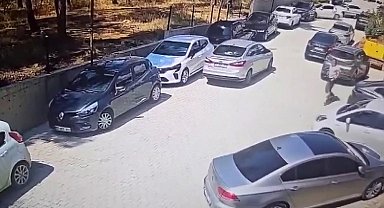El freni çekilmeyen otomobil yokuş aşağı giderken güvenlik görevlileri durdurdu