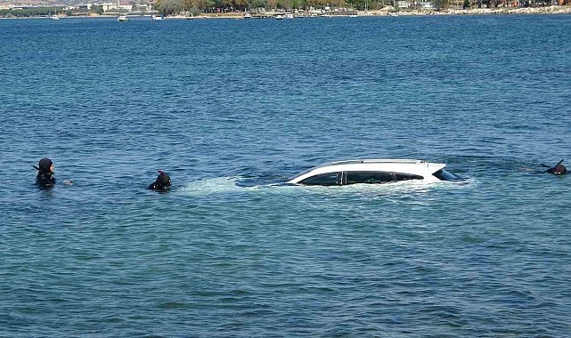 El frenini çekmeyi unuttular, otomobil denize uçtu