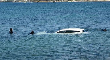 El frenini çekmeyi unuttular, otomobil denize uçtu