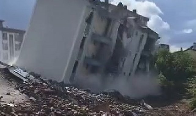 Elazığ'da ağır hasarlı bina, tek dokunuşla yerle bir oldu