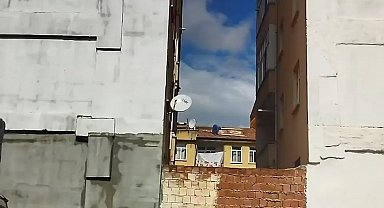 Elazığ'da bir kadın, canını hiçe sayarak çatıya halı serdi