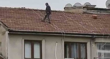 Elazığ'da çatıda tehlikeli çalışma