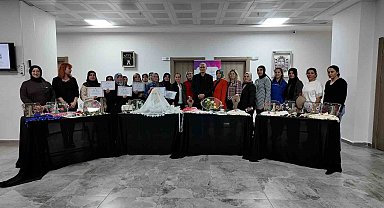 Elazığ'da kursu tamamlayan kadınlara sertifikaları verildi