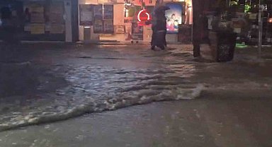 Elazığ'da sağanak yağışta caddeler dereye döndü